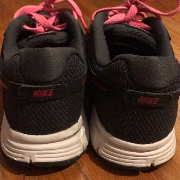 Women's Nikes. Size 7 - Picture 3 of 4